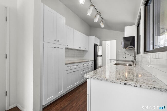 Building Photo - 304 Olmstead Hill Rd