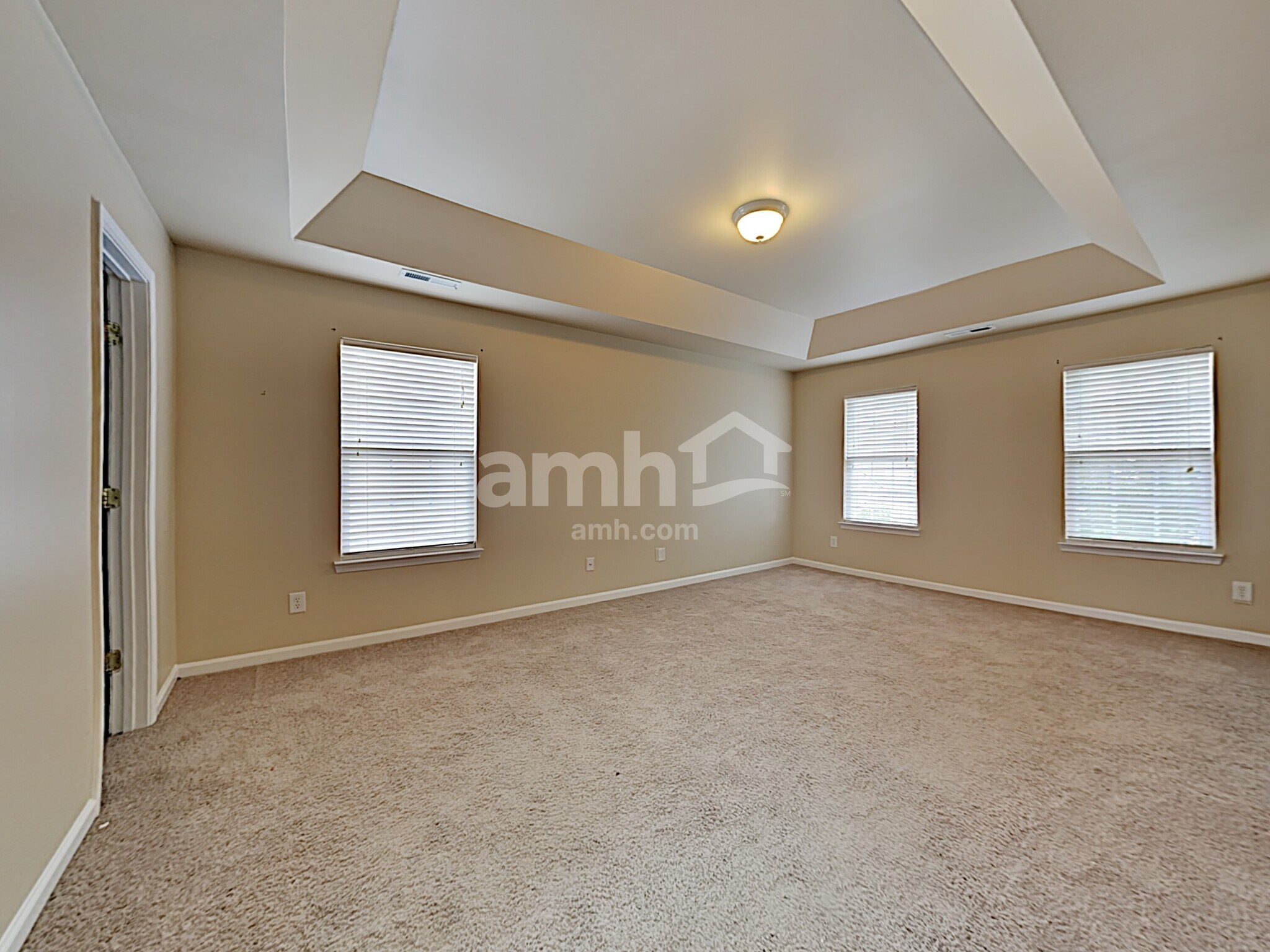 Building Photo - 1038 Vanguard Dr