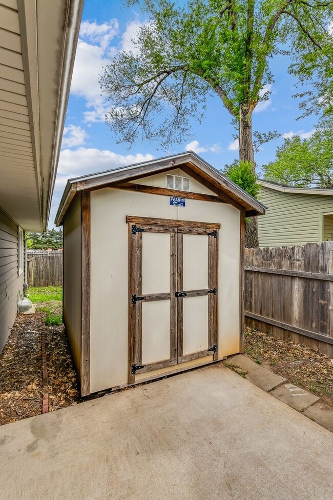 Building Photo - 408 S Woodchuck Ln