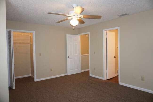 Building Photo - 2 Bedroom 2.5 Bath Townhome located in Arl...