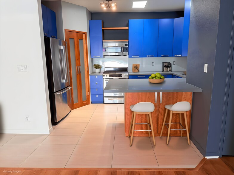 Building Photo - 2222 N Beachwood Dr