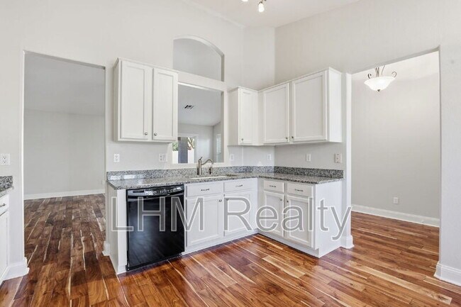 Building Photo - 1146 S Larkspur St