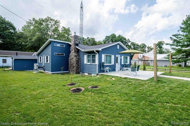 Building Photo - 7961 Lakeshore Rd
