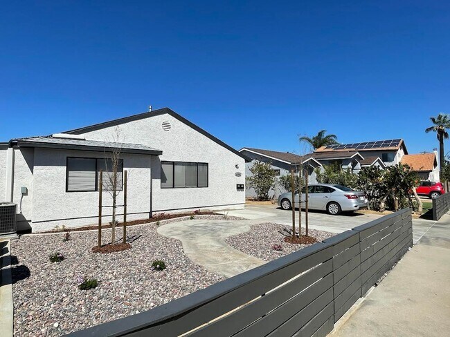 Primary Photo - Newly Renovated (2022)! 7BD/3BA (Lease out...