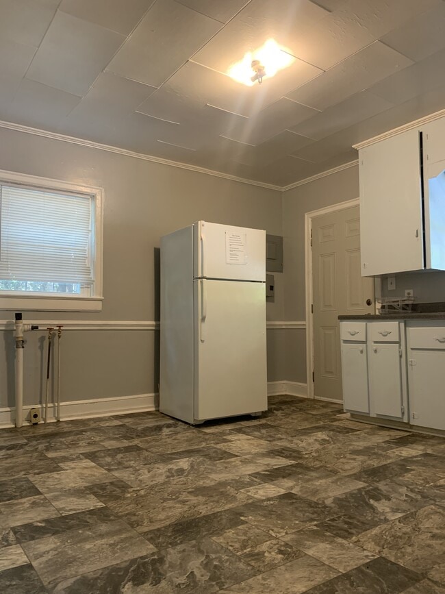 Building Photo - 1105 N Charlotte Ave