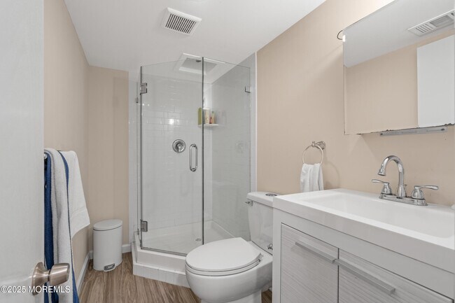 Building Photo - 250 Alpern Ave