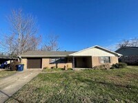 Building Photo - 913 S 10th St