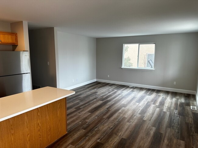 Building Photo - 928 Village Cir