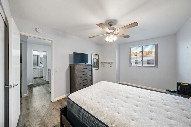 Building Photo - Mission Valley Beautiful Townhome Fully Furnished with A/C, Laundry + Parking