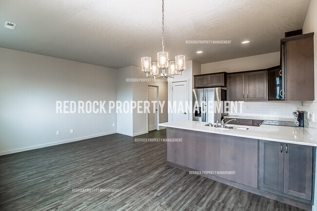 Building Photo - 303 Woodlawn Ln