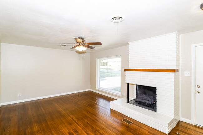 Building Photo - 9811 Temple Dr