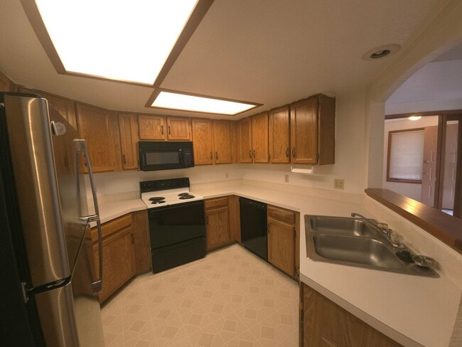 Building Photo - Secured Building with covered parking!