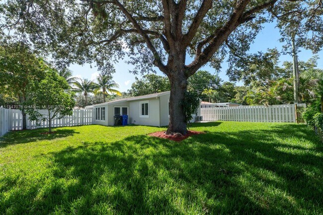Building Photo - 1121 SW 18th Ct