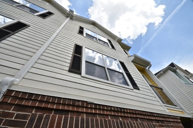 Building Photo - 9200 Westheimer Rd