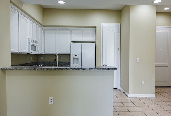 Building Photo - Top Floor 2 Bedroom Condo Located in Manha...