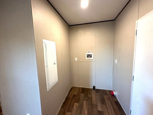 Building Photo - Brand new Efficiency 1 BR mobile home with large bonus room