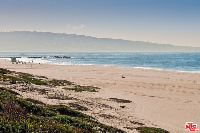 Building Photo - 8719 Yorktown Ave