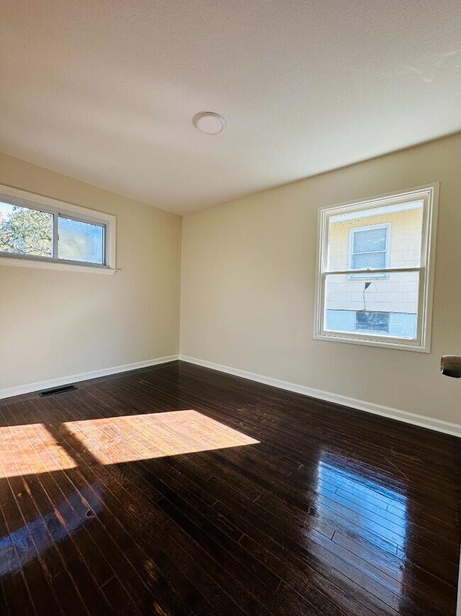 Building Photo - 4551 Lister Ave