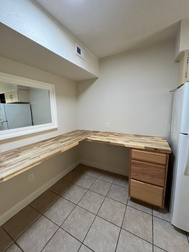 Building Photo - 2 Bedroom, 1.5 Bath Town Home Located at E...
