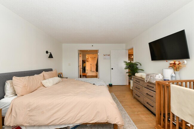 Building Photo - 700 1st St