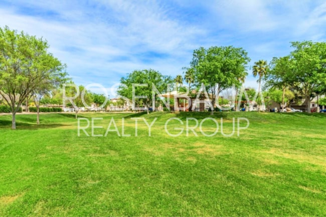 Building Photo - Stylish 3-story townhome in The Gardens Co...