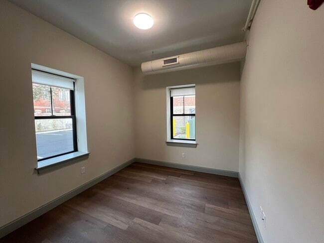 Building Photo - 160 Seabury St