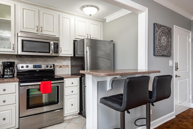 Building Photo - 300 W Peachtree St NW