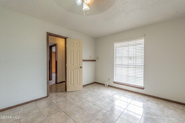 Building Photo - 921 Wier Ln