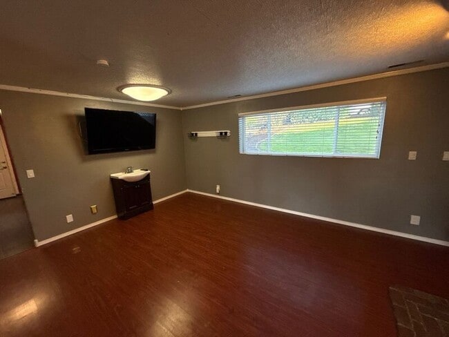 Building Photo - 869 Meadowlawn Dr SE