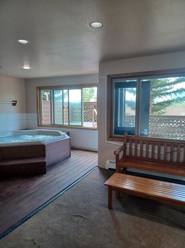 Building Photo - Light Bright 2 BDR plus Loft 3BATH Silvert...