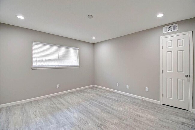 Building Photo - 1104 W Tri Oaks Ln
