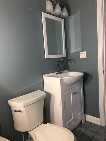 Full bath - 89 Congress St
