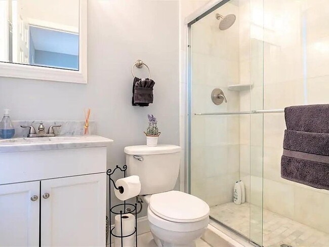 Building Photo - "Spacious 3-Bed, 3-Bath Urban Retreat in Vibrant Washington, DC Neighborhood!"