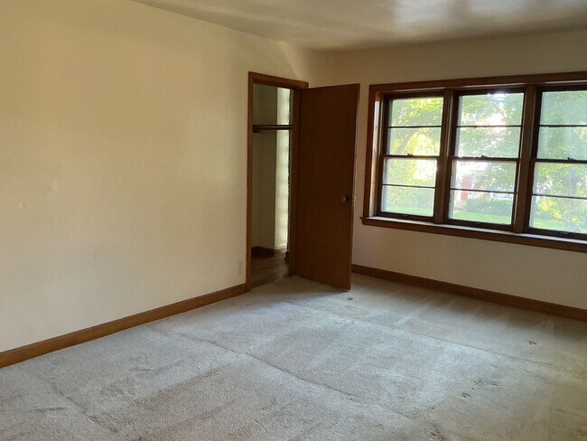 Building Photo - 2865 N Hartung Ave