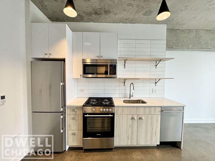 Building Photo - 102 W Chicago Ave