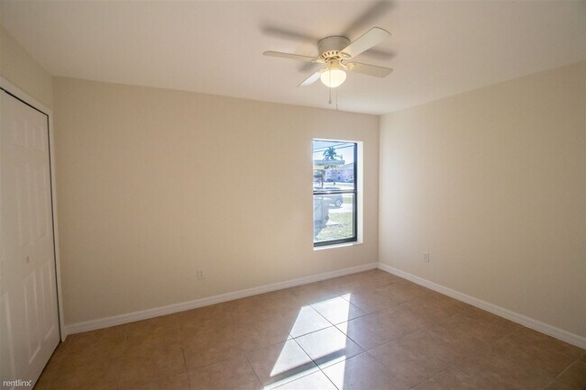 Building Photo - 3 br, 2 bath Duplex - 4623 Skyline Bouleva...