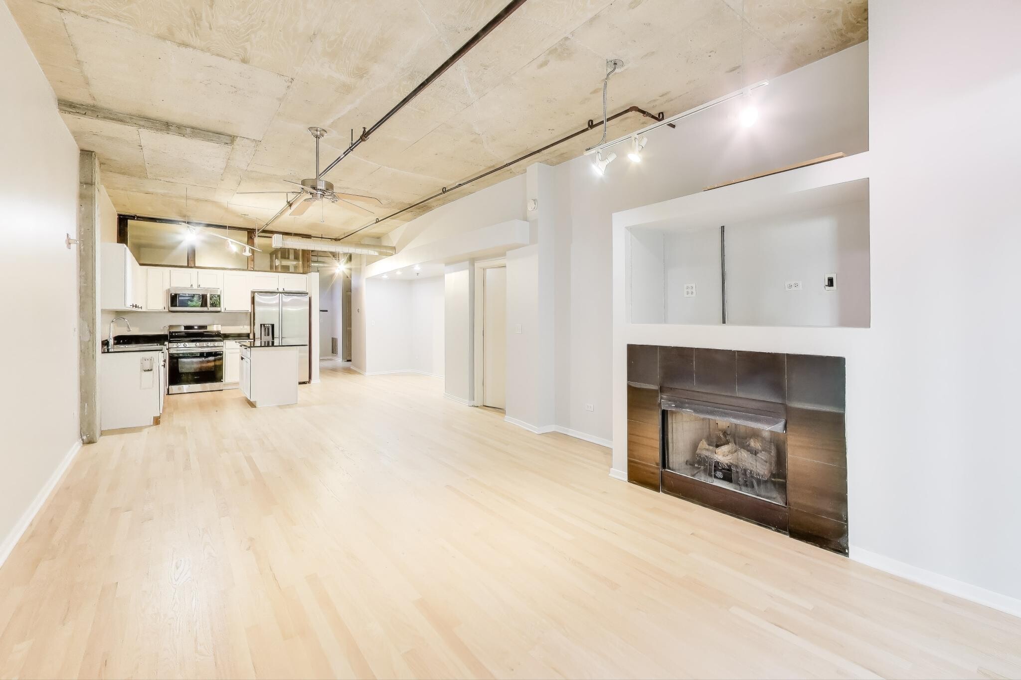 Building Photo - 933 W Van Buren St