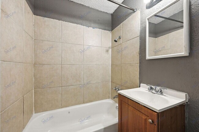 Building Photo - 425 Highcrest Dr