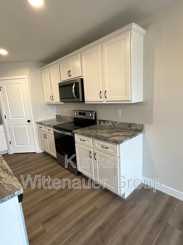 Building Photo - 812 Applewood Creek Dr