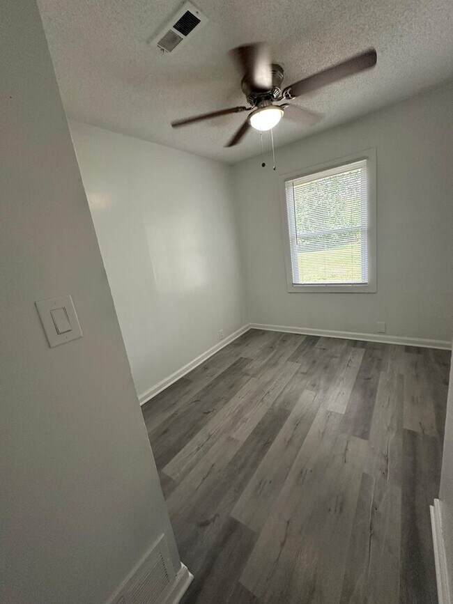 Building Photo - 4 bedroom 1 bath