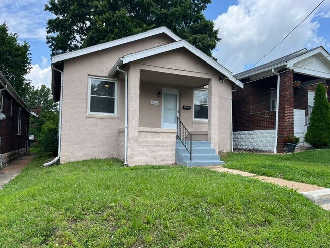 Building Photo - "Charming 2-Bedroom Retreat with Wood Floors with Basement!"