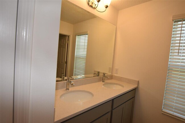 Building Photo - 3024 Heart Lk Dr