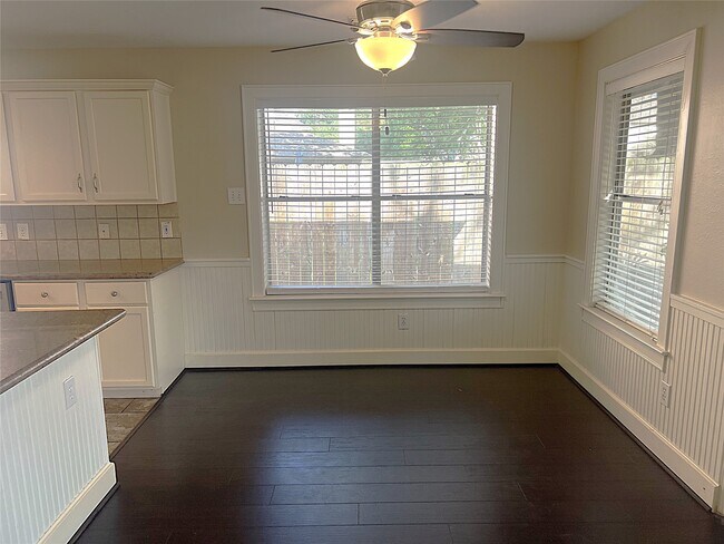 Building Photo - 4910 Linden Pl