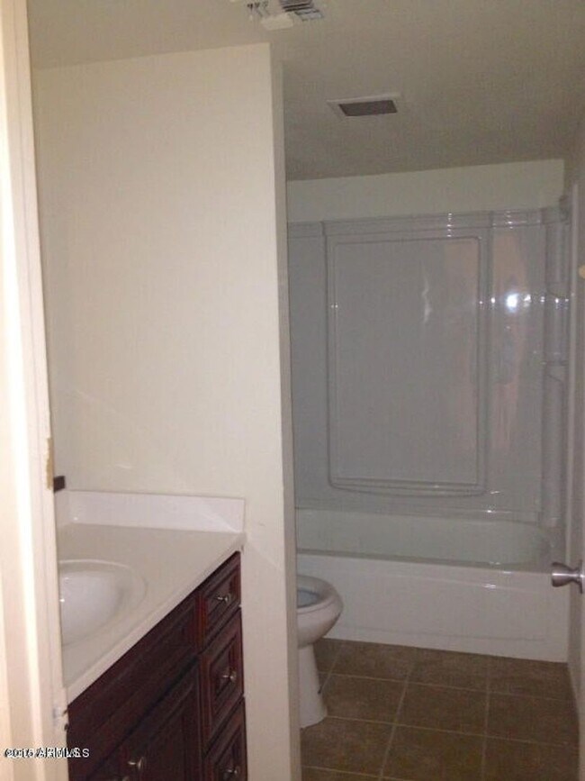 Building Photo - Charming 2 bedroom 1.5 bath townhome with ...