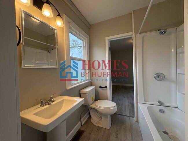 Building Photo - Two Bedroom House | Updated | Deposit Special