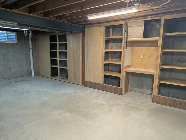 Building Photo - 582 S Everett Ct