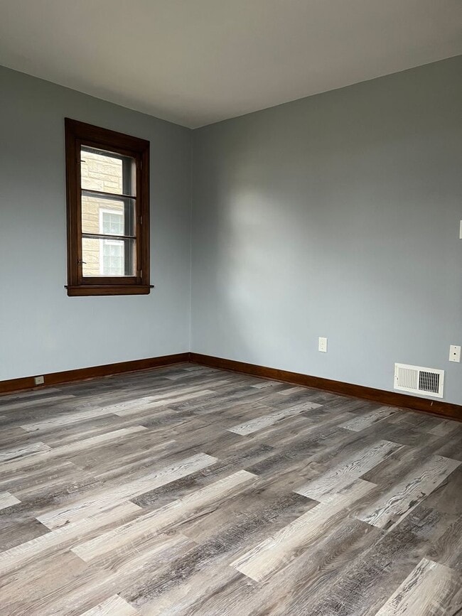 Building Photo - 3 Bedroom 2 Bathroom House in Lansing !!!!...