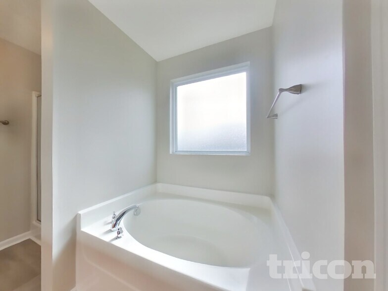 Building Photo - 1301 Rainglen Cove