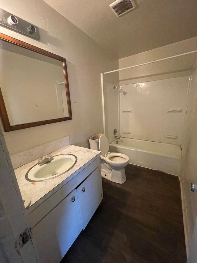 Building Photo - Large 4 Bed Home in West Shreveport