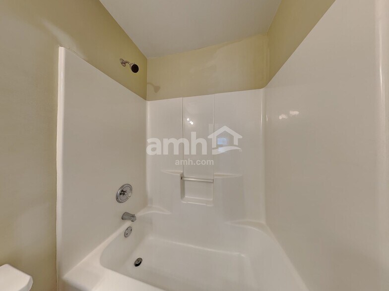 Building Photo - 204 Cloverdale Dr